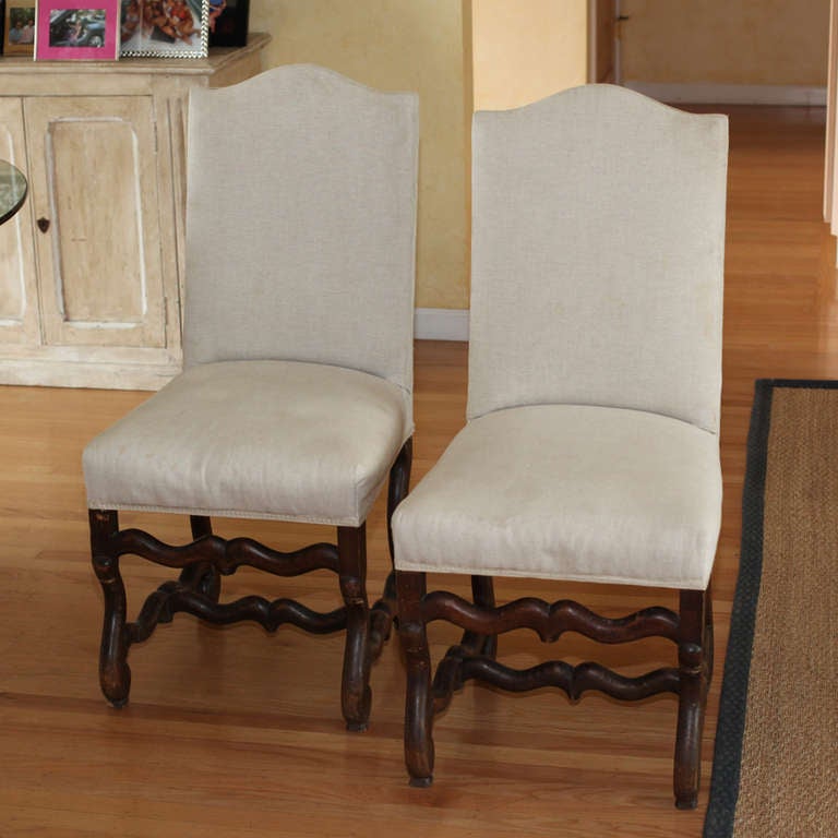 Zwei Stühle im Stil Ludwigs VIII., hergestellt 1860 in Frankreich, aus tief patinierter Esche, gepolstert mit weißem Leinen.