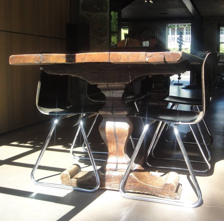 Table en noyer français. Dessus 18ème siècle, base 17ème siècle.


