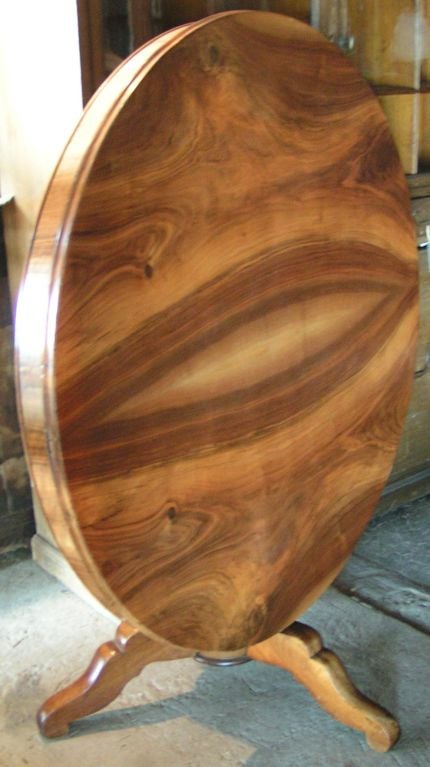 Absolut schöner Tisch mit fantastischer Holzmaserung, in sehr gutem Zustand.

