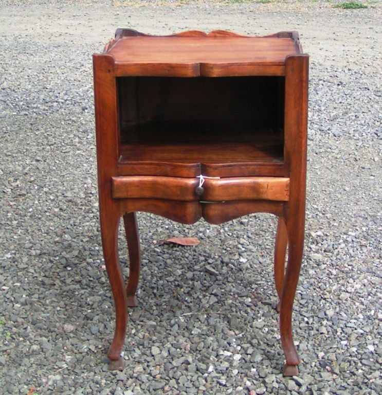 Paire de tables d'appoint en noyer avec découpes en forme de cœur, 19ème siècle Excellent état - En vente à Napa, CA