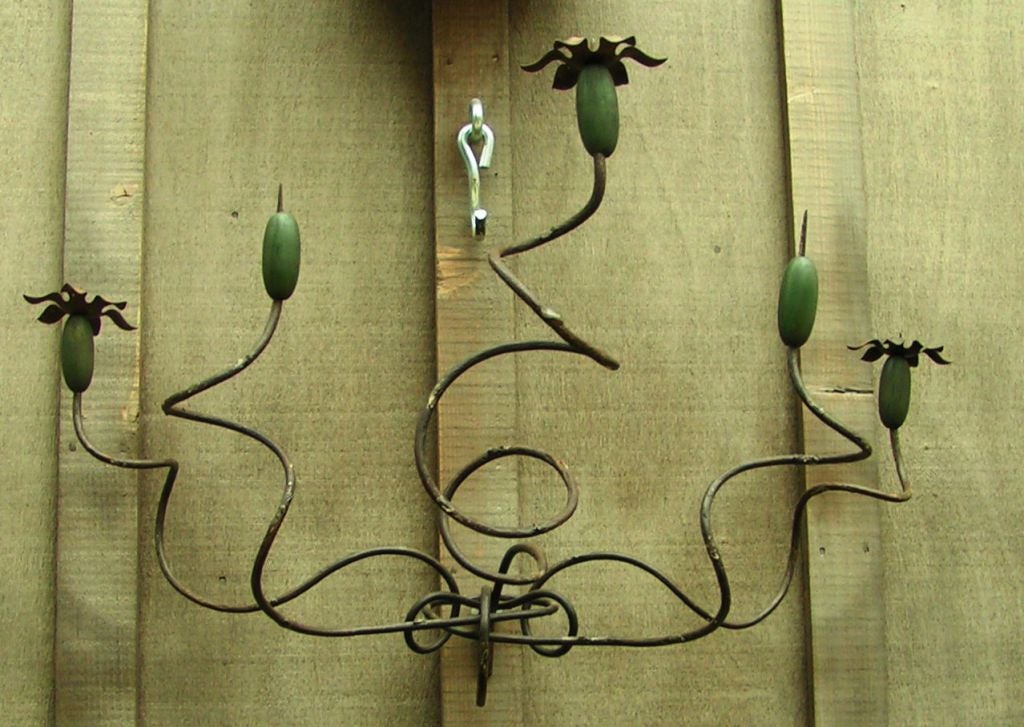 Die anmutig geschwungenen Arme enden in einer Blüte, die diese Antiquität so schön und skurril macht. Einige Blumenformen aus Metall sind verloren gegangen. Das hängt wunderbar. Sieht toll aus mit Kerzen und verleiht einem Raum einen Hauch von