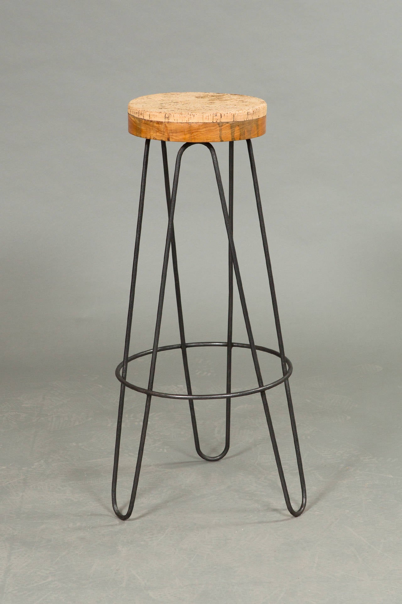 Paire de tabourets industriels des années 1960 avec pieds en épingle à cheveux dans le style de Florence Knoll. Pieds en fer et plateau en liège monté.
Le diamètre de la base est de 15 3/8