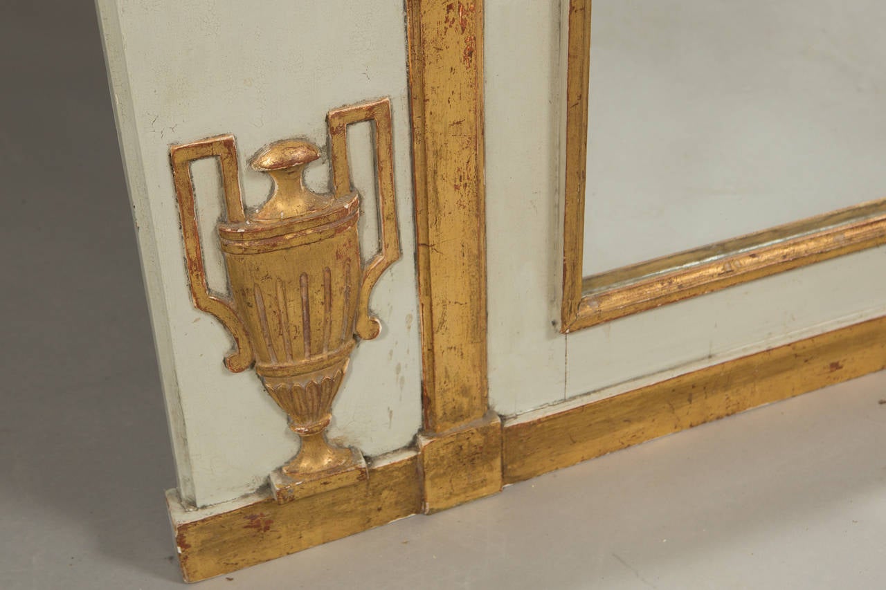 Neoclassical Style Parcel Gilt Trumeau In Good Condition For Sale In New York, NY