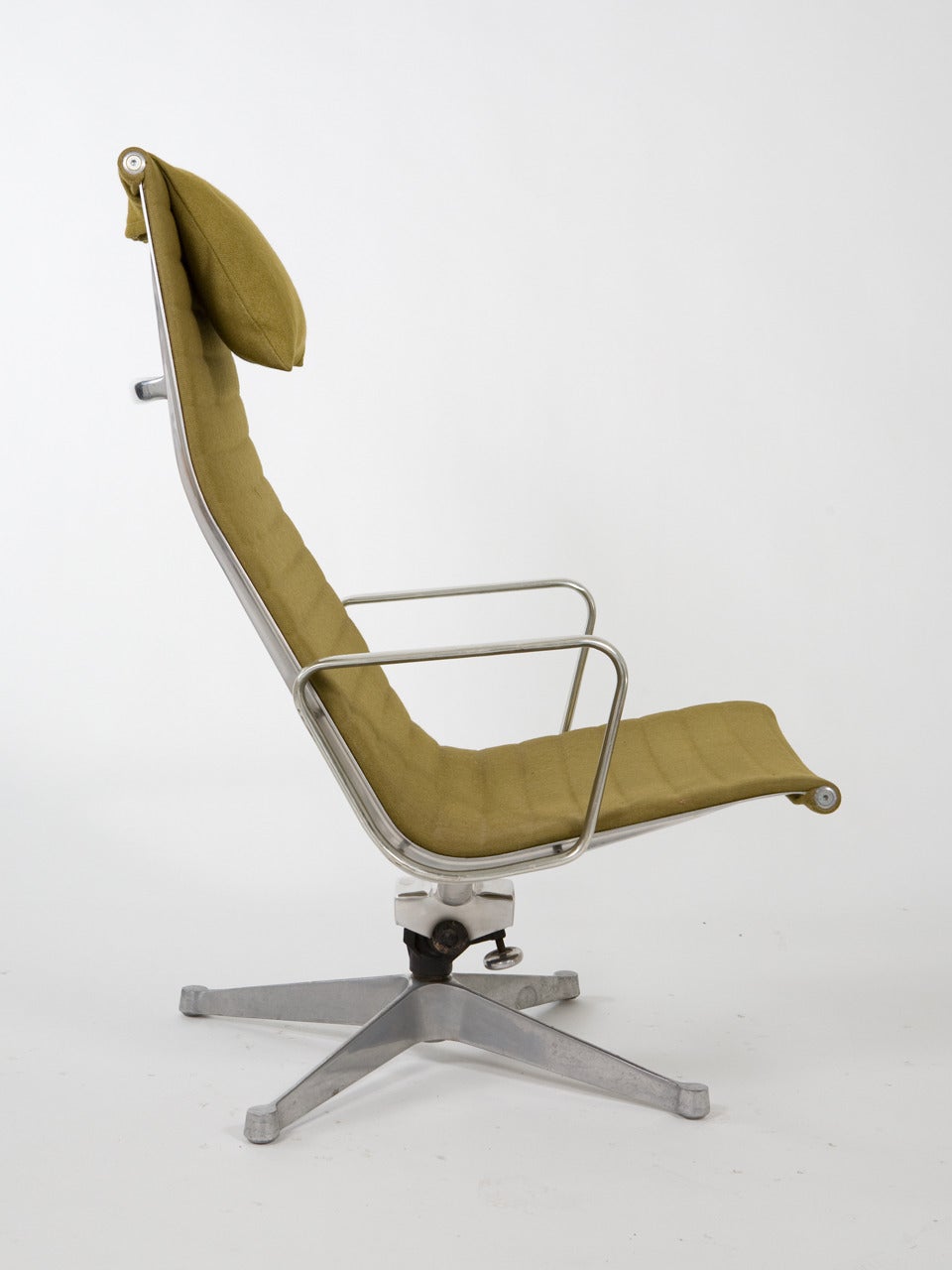 Early production (1960s) Eames Group chair and ottoman with olive upholstery in great original condition.
Arm height 21