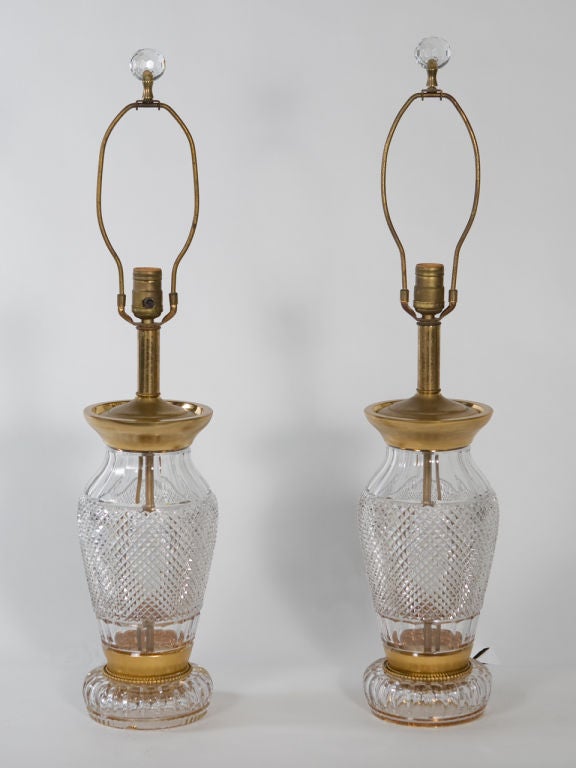 Coppia di lampade in cristallo tagliato con accenti dorati attribuite a Waterford. Può essere ricablato con un costo aggiuntivo.
Il paralume non è incluso.