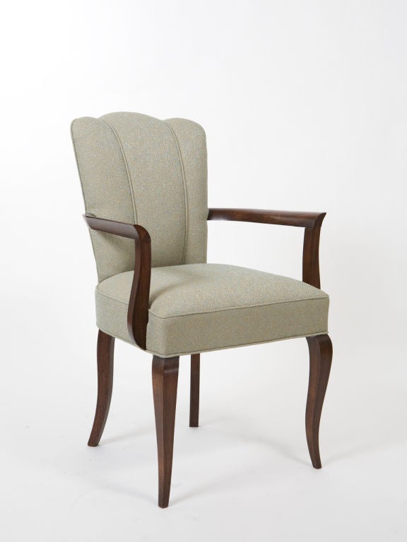 Ein Paar französische Art Deco Sessel aus Mahagoni mit offener Kamelrückenlehne und schlanken, geschwungenen Beinen. Verlust an der Unterseite eines Vorderbeins. 
Sitztiefe - 14.75