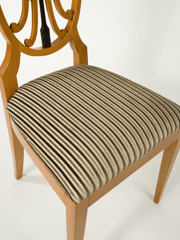 Paire de chaises d'appoint en bois fruitier en vente 1