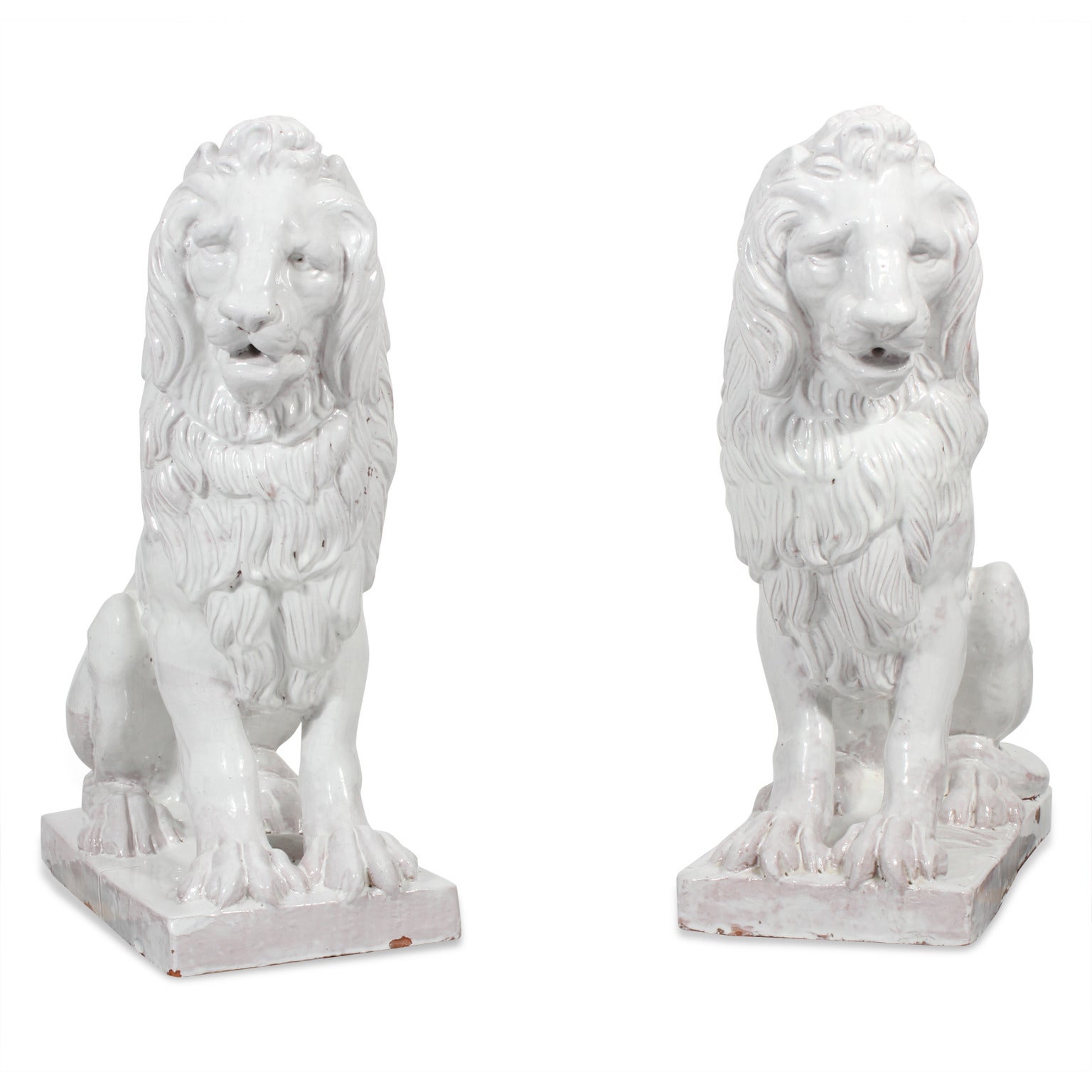 Ein Paar Regal-Majolika-Löwenfiguren aus der frühen bis mittleren Mitte des 20. Jahrhunderts