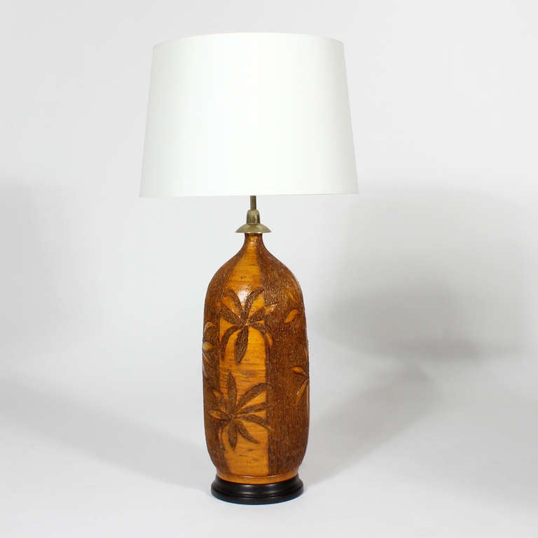 Pair of Retro Mid-Century Modern Etched Palm Tree Pottery Lamps In Excellent Condition For Sale In Palm Beach, FL