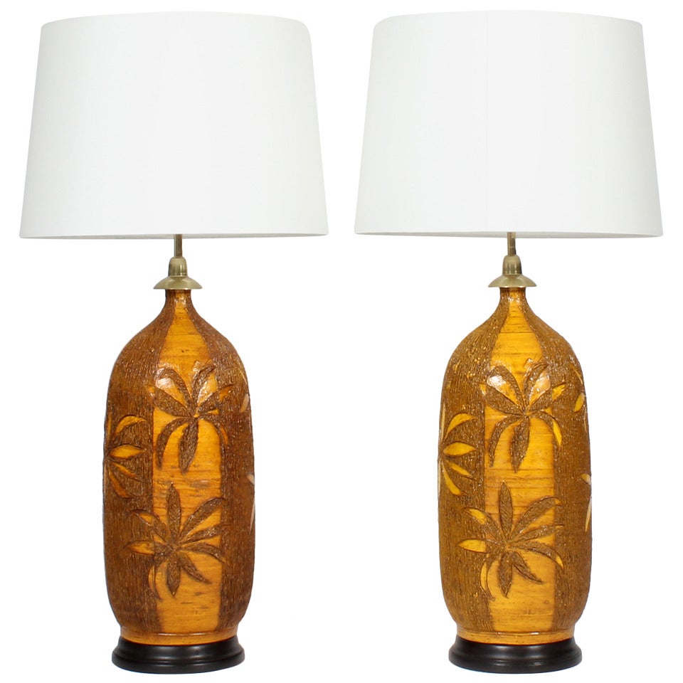Pair of Retro Mid-Century Modern Etched Palm Tree Pottery Lamps For Sale