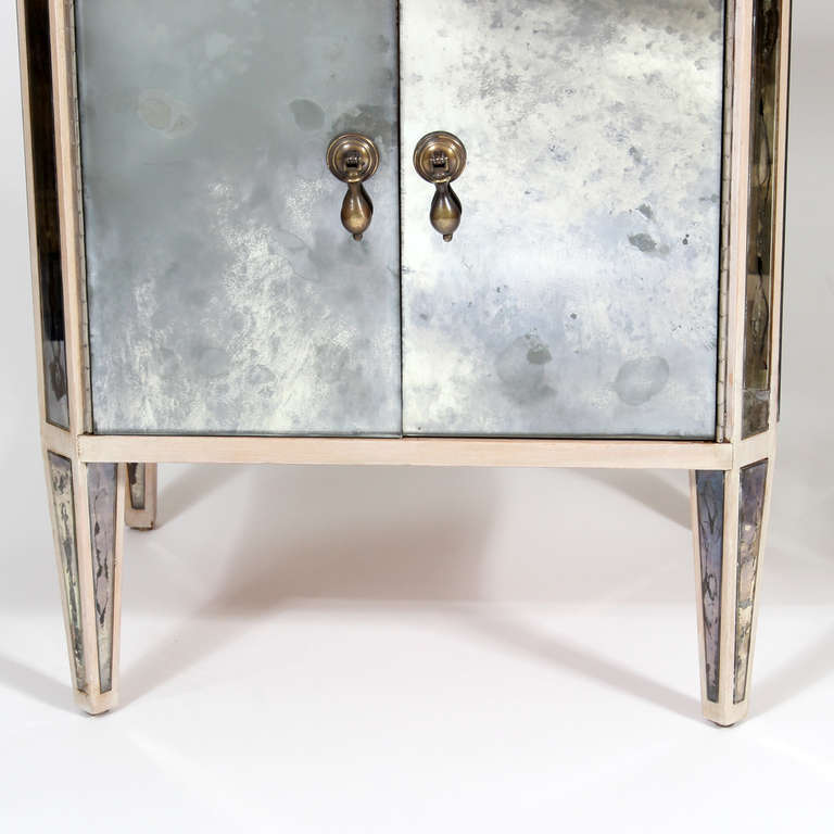 Pair of Painted Mirrored Tables, Nightstands or Commodes In Excellent Condition In Palm Beach, FL