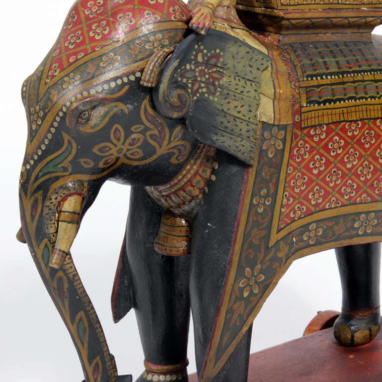 Anglo-indien Grand éléphant et cavalier peints sur socle à roulettes en vente