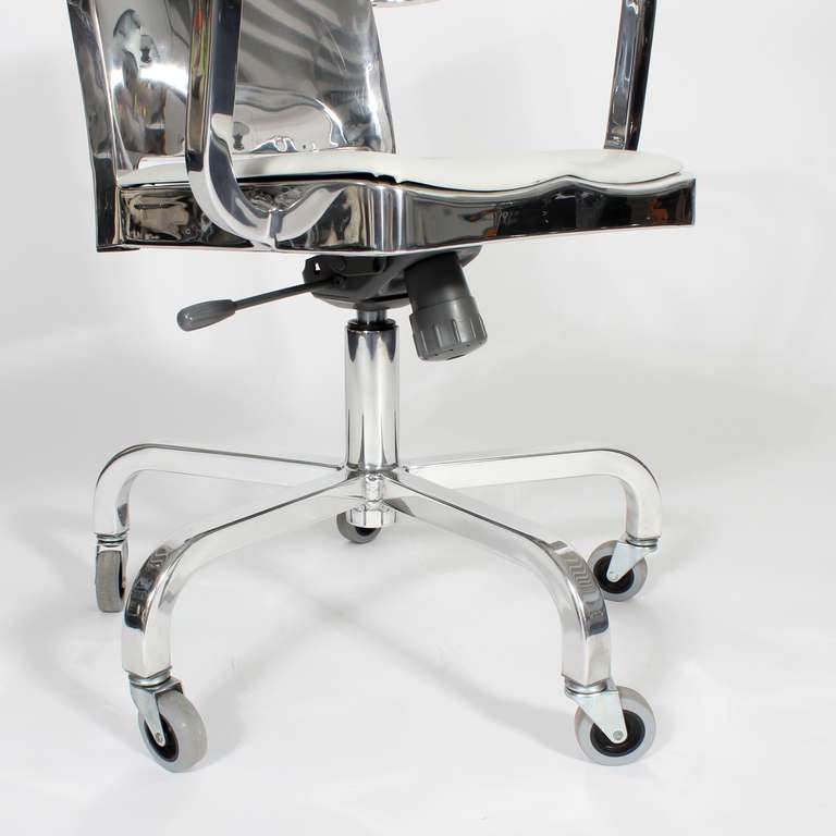 Vieux fauteuil de bureau Emeco Hudson by Starck en aluminium 1