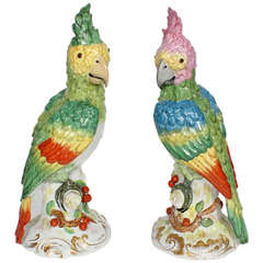 Paire de grands perroquets en porcelaine décorative