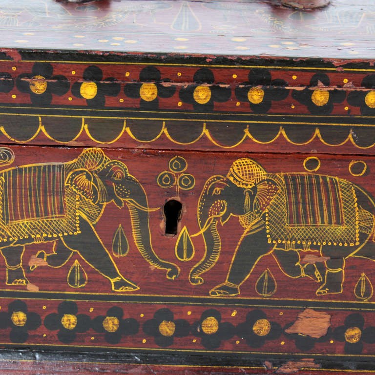 Bois de feuillus Boîte anglo-indienne peinte et décorée d'éléphants en vente