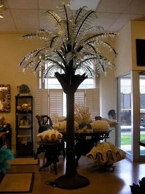 An impressive Mid-Century glass frond palm tree light or floor lamp, with a fiberglass base. This large palm tree has spotlights fitted into the trunk which gently light up the head of the tree. The fronds consist of handmade Italian glass mounted