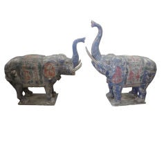 Paire de grands éléphants sculptés et peints