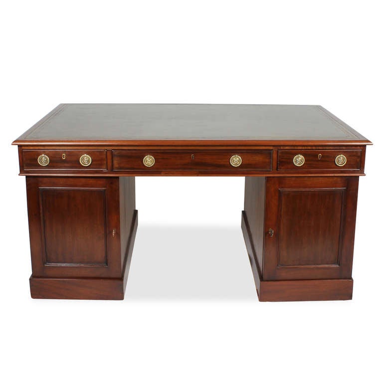 19th C. English Pedestal Partners Desk in Mahogany In Excellent Condition In Palm Beach, FL