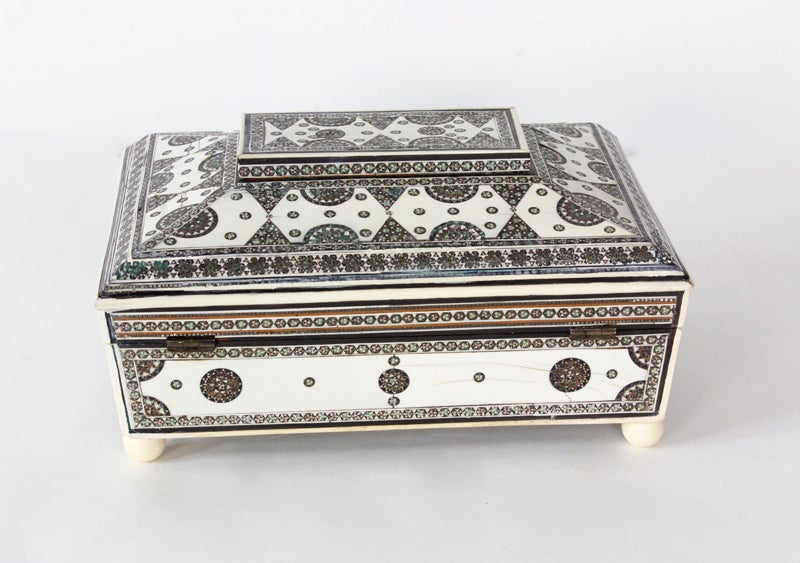 Anglo Indian Sadeli and Ivory Box In Good Condition In Palm Beach, FL