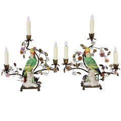 Paire de lampes perroquet avec entourage de fleurs en porcelaine