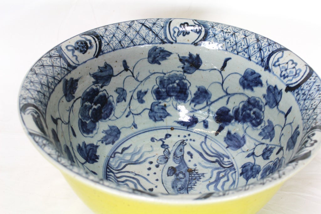 Large Chinese Export Blue and White Bowl with Yellow Exterior In Good Condition In Palm Beach, FL