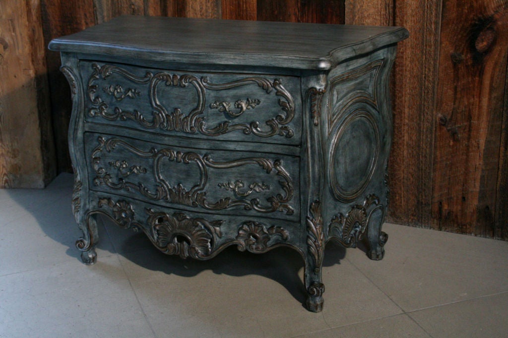 Pair of French Baroque Carved Wood Night Stands In Excellent Condition For Sale In Los Angeles, CA
