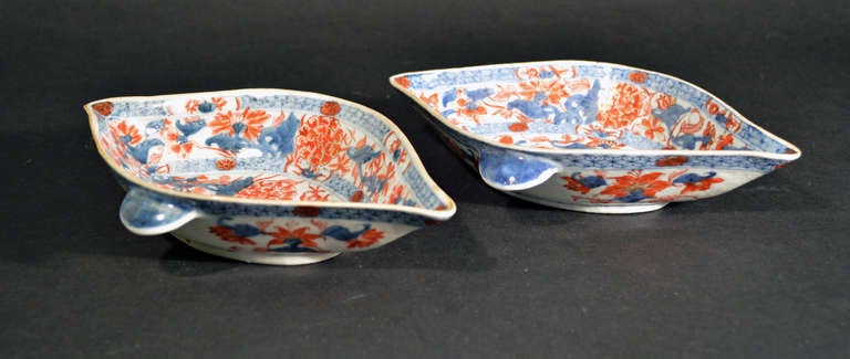 A Rare Pair of Chinese Imari Leaf-shaped Sauce Boats In Excellent Condition In Downingtown, PA