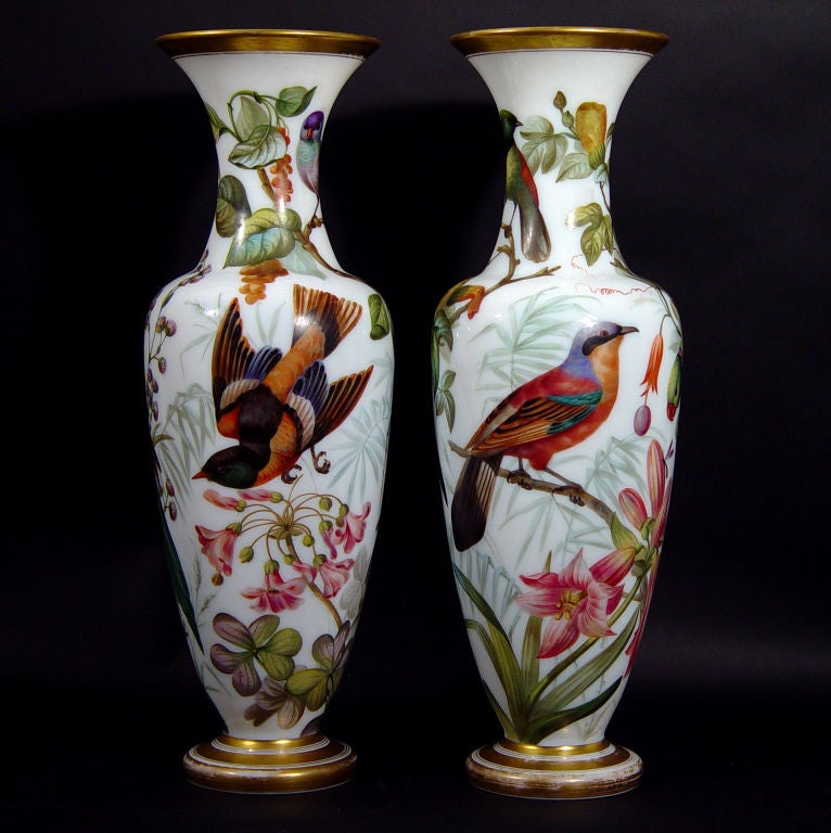 Décoration de Jean-François Robert.<br />
.<br />
<br />
Les vases sont de forme balustre et peints sur trois côtés de trois types différents d'oiseaux perchés dans des branches fleuries:: dont des perroquets verts.<br />
<br />
Les vases en opaline