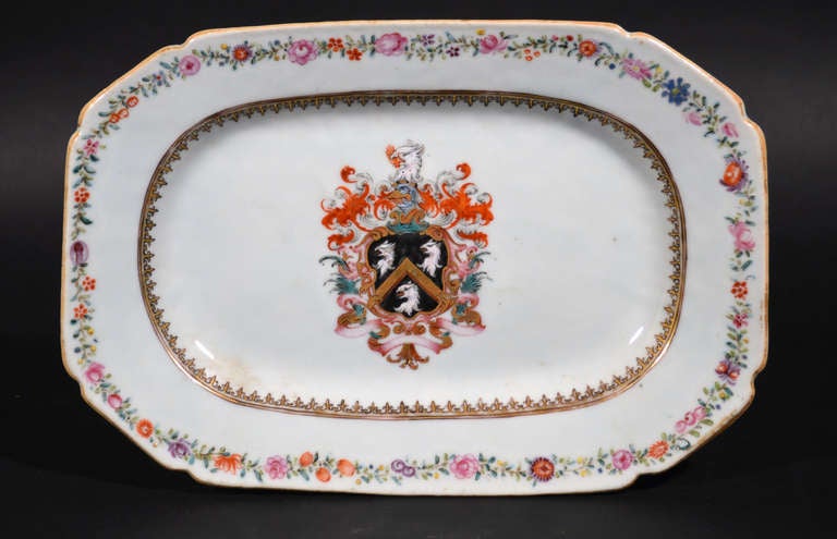 The Coat of Arms of Skinner.

The rectangular-shaped dish is decorated in the central well with the arms of Skinner.  The well with a gilt spearhead band and the rim with a floral border. 

Reference: Chinese Armorial Porcelain, David Sanctuary