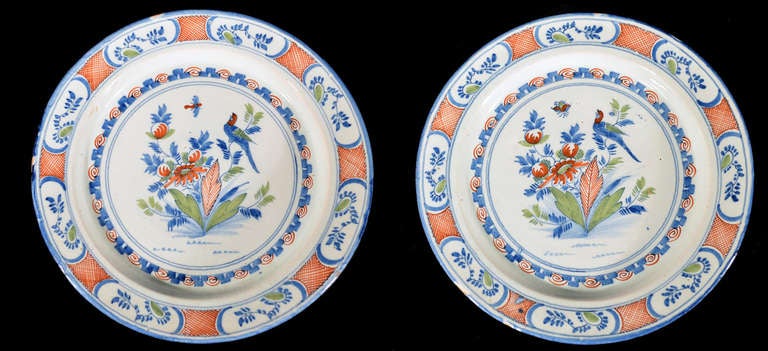 Ein Paar englische Delfter Teller mit markanter orangefarbener Windel