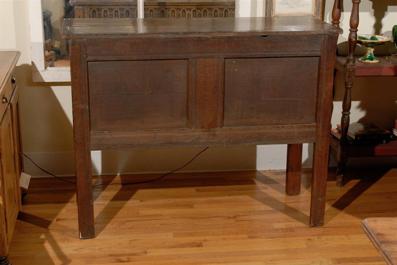 Lovely 17th c English Cabinet or Buffet In Excellent Condition In Atlanta, GA
