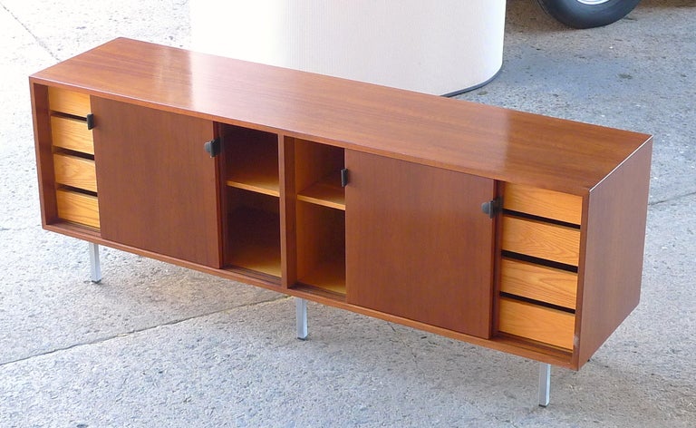 Florence Knoll Vintage Walnut Credenza In Excellent Condition For Sale In San Francisco, CA