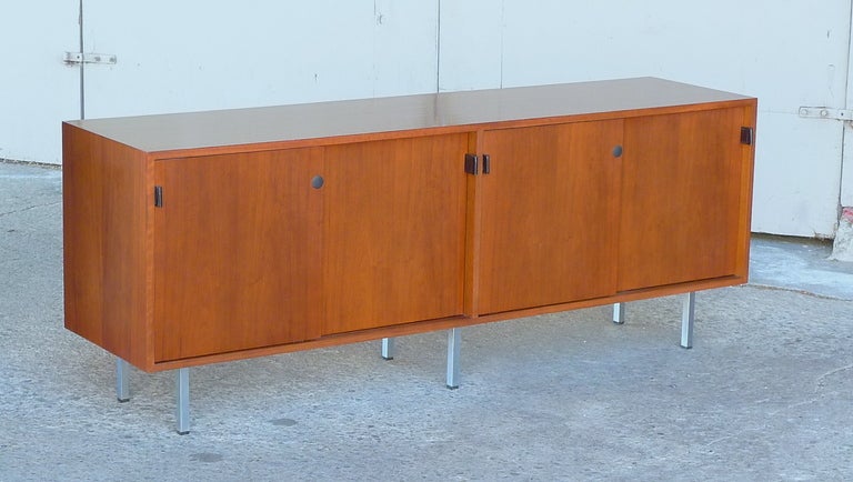 Boxy Mid-Century Knoll walnut credenza with black leather pulls.
Walnut frame and doors, natural oak drawers and shelving inside.
Two four-drawer banks for total of eight drawers with two shelves.
All leather tabs have been replaced with new