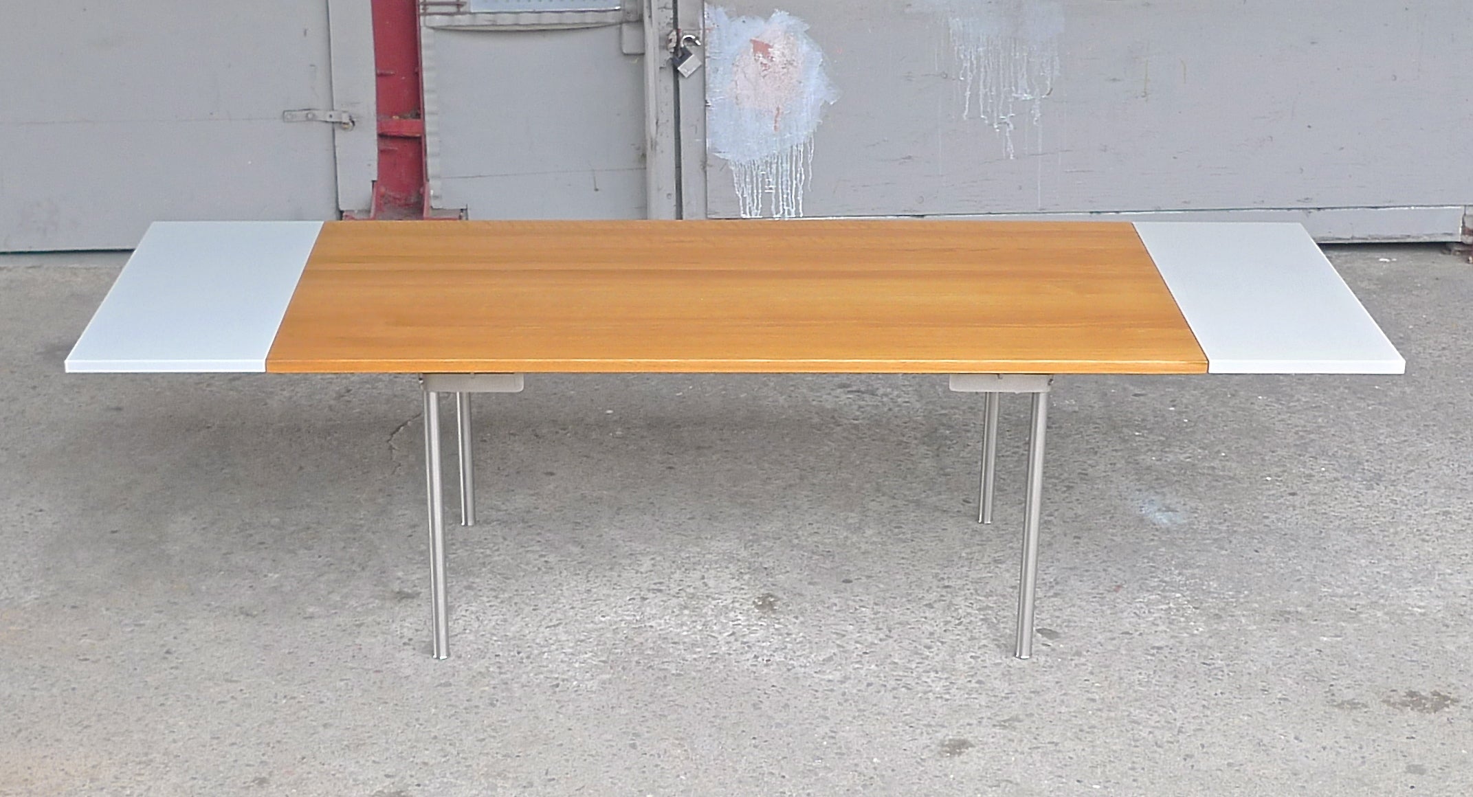 Wegner Danish-Modern CH318 Table for Carl Hansen with 2 Leaf Extensions For Sale