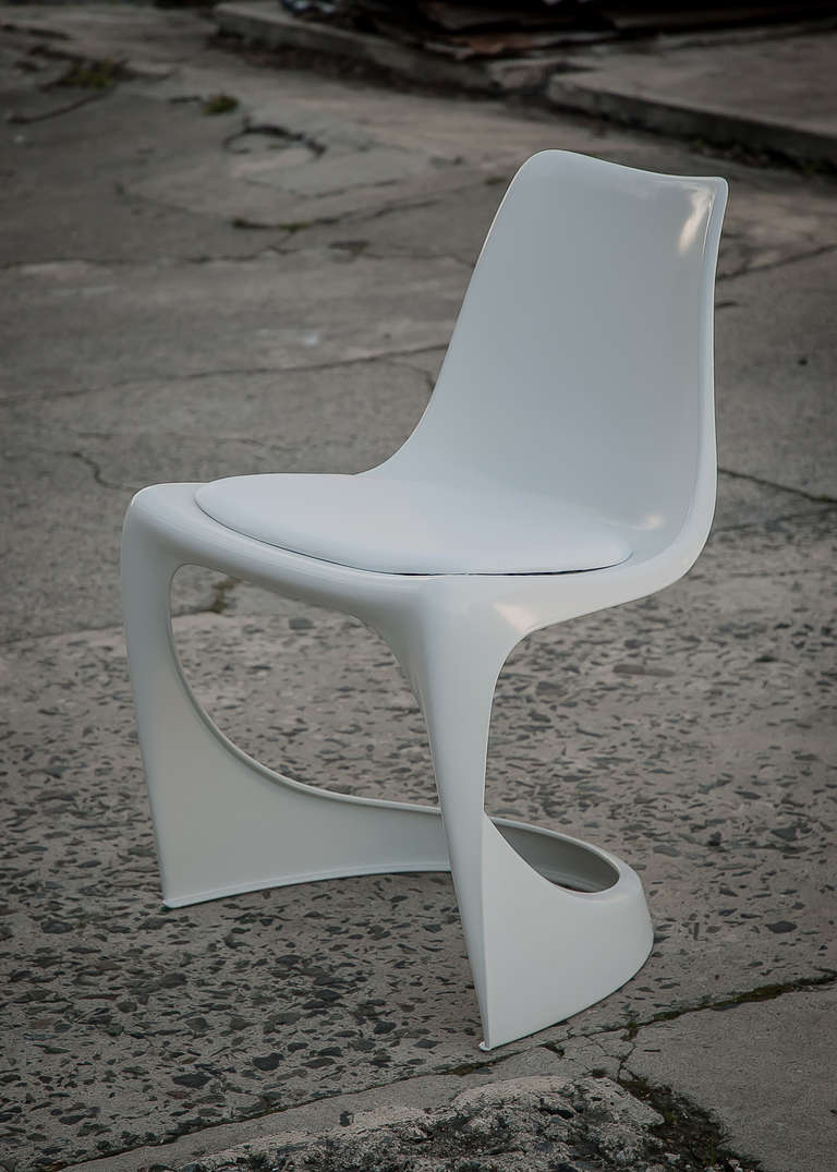 Vintage Steen Ostergaard Cado Stuhl 1972 Norwegen
Freiform-Stuhl aus weißem Polyester mit weißem Ledersitz, mit eingeprägter Herstellermarke in der Form.  Neu lackierte Gelcoat-Form mit neuem Lederbezug über neuem Schaumstoff.
Die extrem robuste