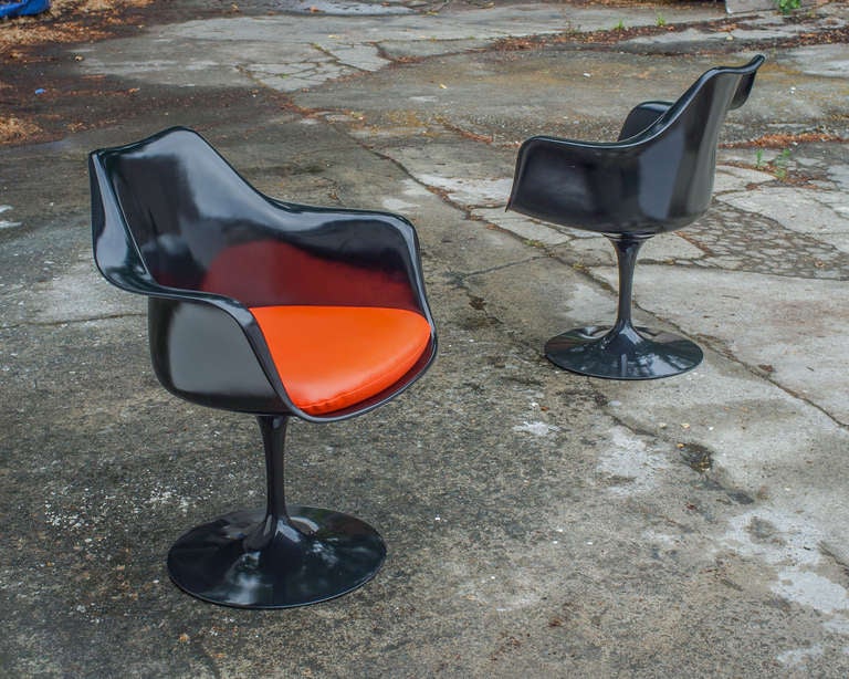 Modern Eero Saarinen Pair of Tulip Swivel Armchairs