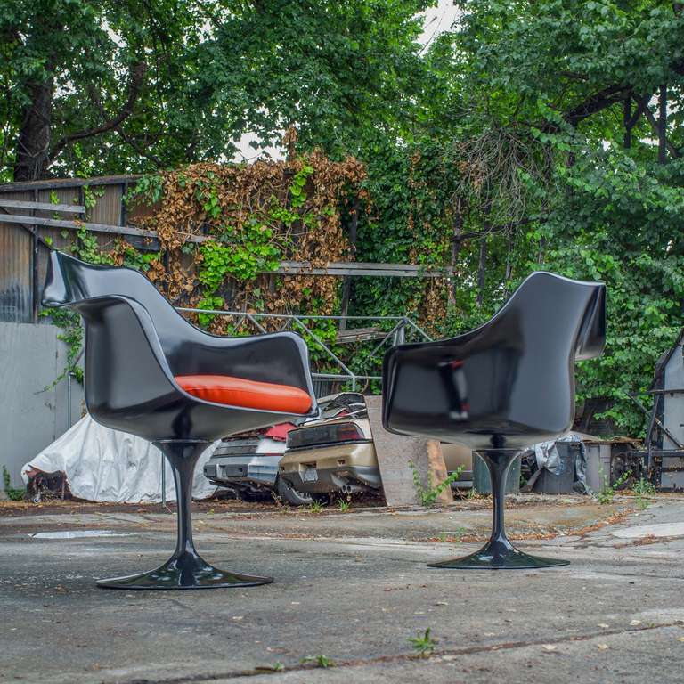 American Eero Saarinen Pair of Tulip Swivel Armchairs