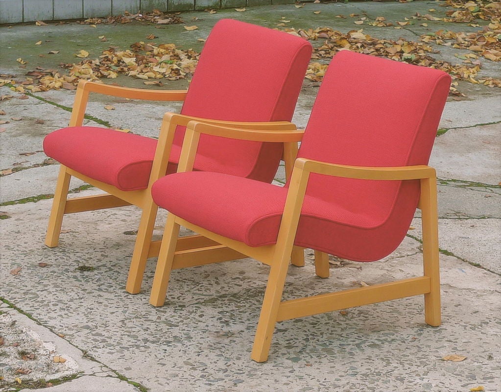 Sturdy comfortable pair of Jens Rism for Knoll vintage lounge chairs in red hopsack with solid beech frames.  
Extremely comfortable seating arrangement embodying the classic mid-century marriage of the casual with the elegant.
Sale price expires