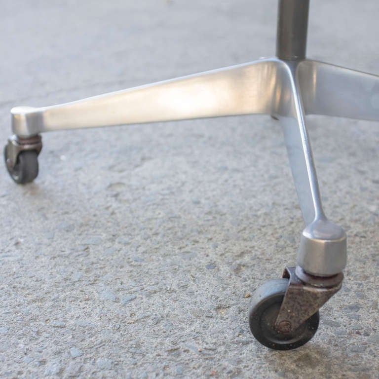 Eames Vinyl Desk Chair with Wheels. In Excellent Condition In San Francisco, CA