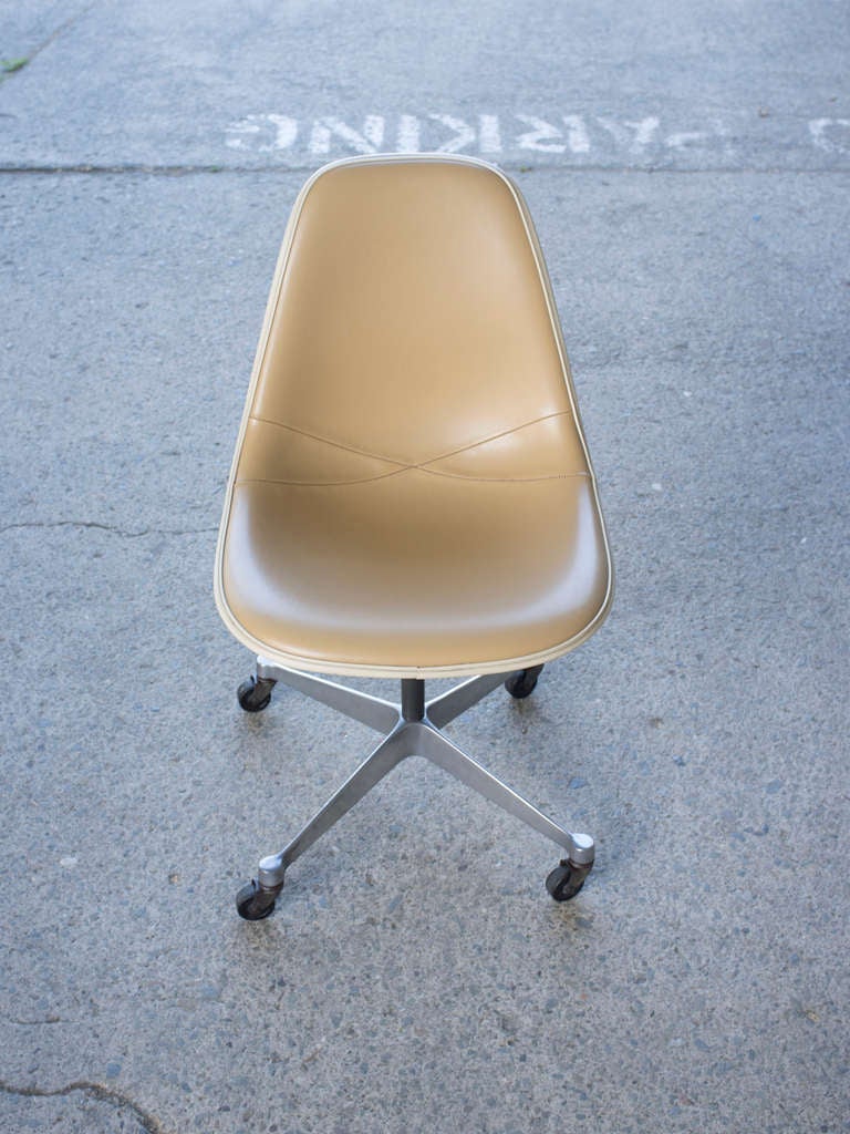 Eames Vinyl Desk Chair with Wheels. 1