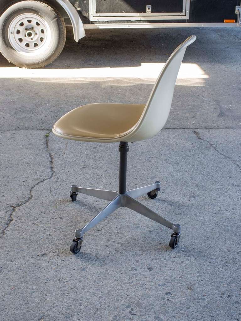 Mid-20th Century Eames Vinyl Desk Chair with Wheels.