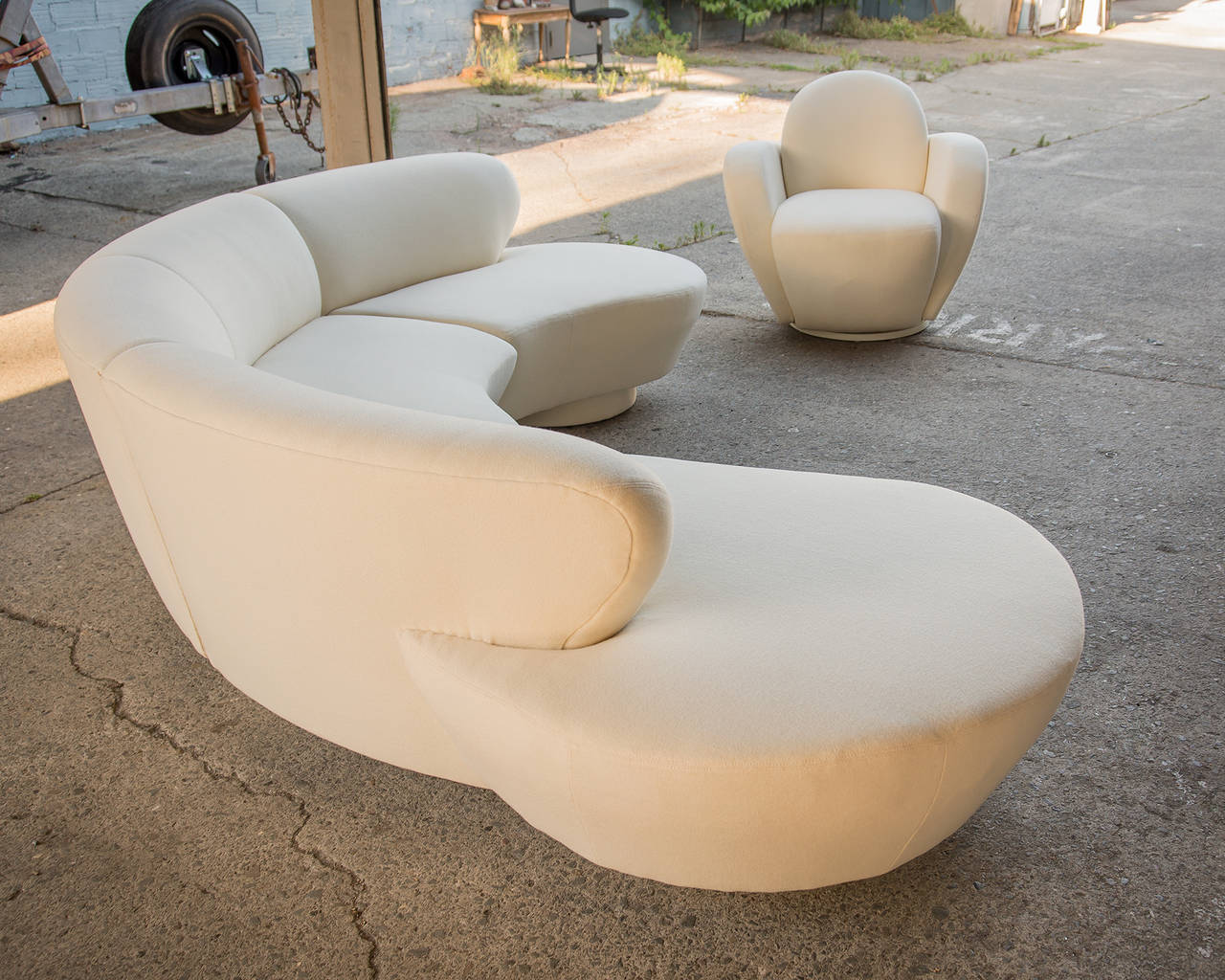Curvaceous kidney shaped sofa with matching swivel lounge chair by Vladimir Kagan for Directional, circa 1985.
Flowing lines and deep cushions offer decadent comfort and visual exuberance as only a Kagan design can...
Sofa sections easily come