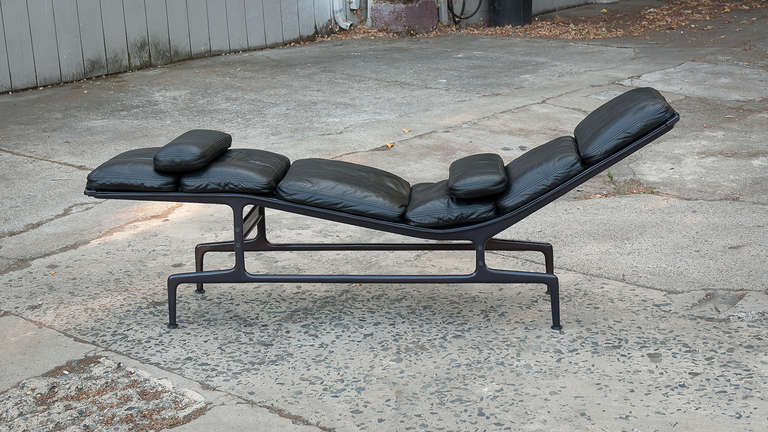 Charles Eames Chaise for Herman Miller In Excellent Condition In San Francisco, CA