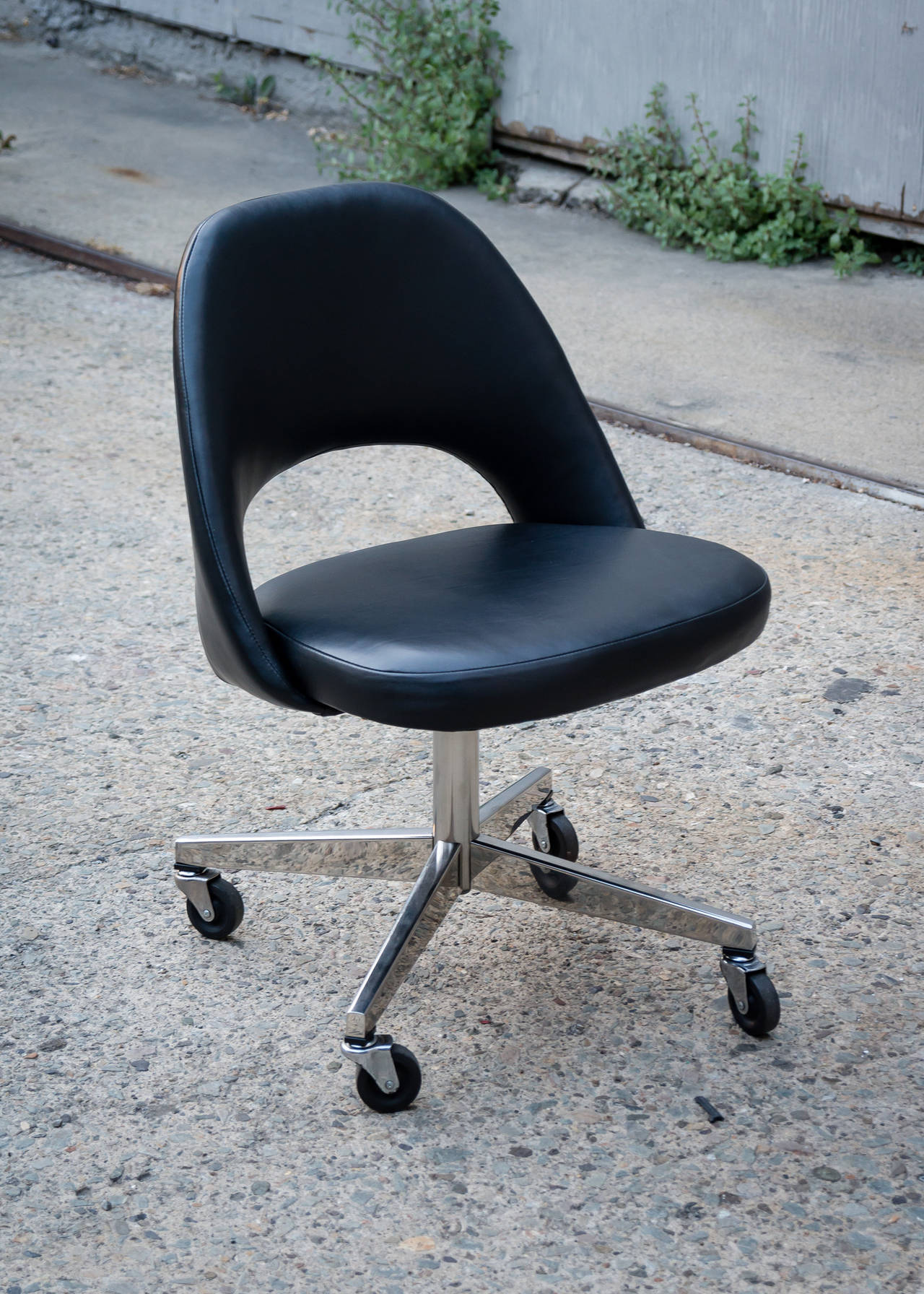 Eero Saarinen vintage leather executive desk chair with casters designed for Knoll, 1957.
Newly upholstered in top grade black leather and new latex foam.
Fully functioning base with adjustable height and adjustable reclining mechanism.
Molded