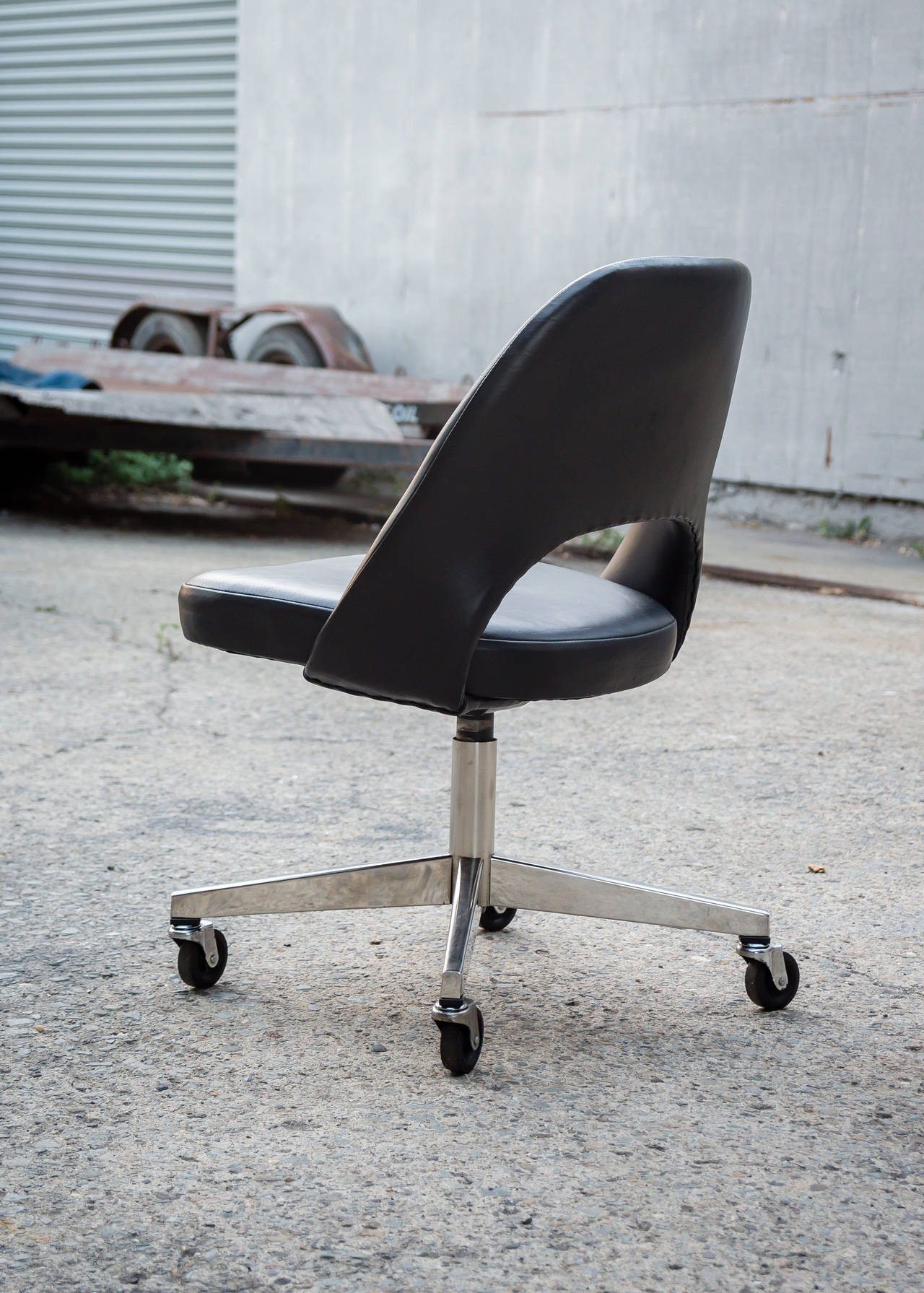 Vintage Eero Saarinen Leather Desk Chair for Knoll In Excellent Condition In San Francisco, CA