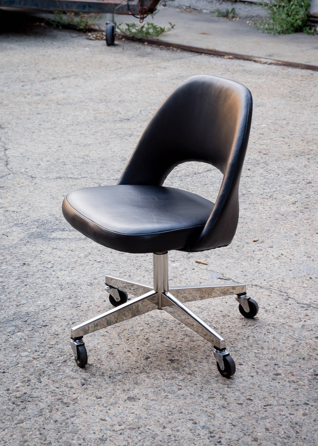 20th Century Vintage Eero Saarinen Leather Desk Chair for Knoll