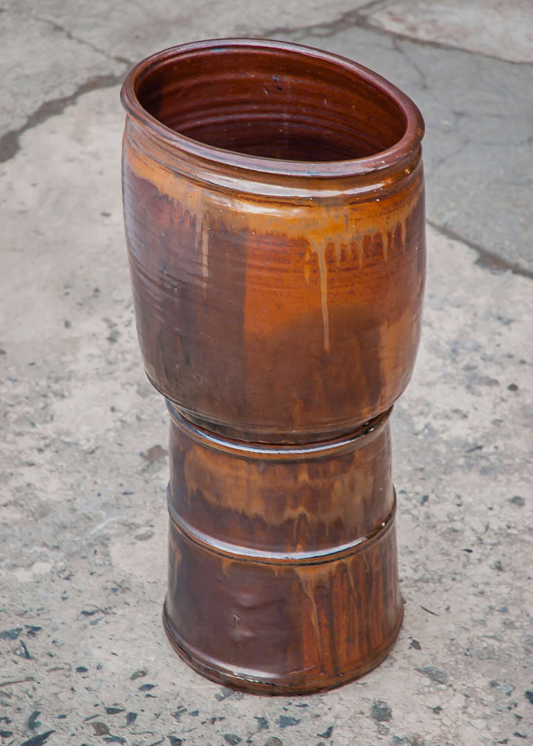 Win Ng Studio Ceramic Jardiniere
Studio ceramic, unsigned, gifted to collector/friend along with a number of other signed pieces during the period.
Two-piece cinnamon colored planter with ochre drip glaze and  abstract expressionist 