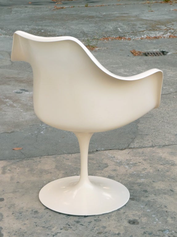 Extremely comfortable freeform white armchair on pedestal base.
Aero Saarinen's Tulip Armchair for Knoll 1957 offers the chance to toss out that Aeron chair and replace it with a truly modern desk chair that is arguably more comfortable and