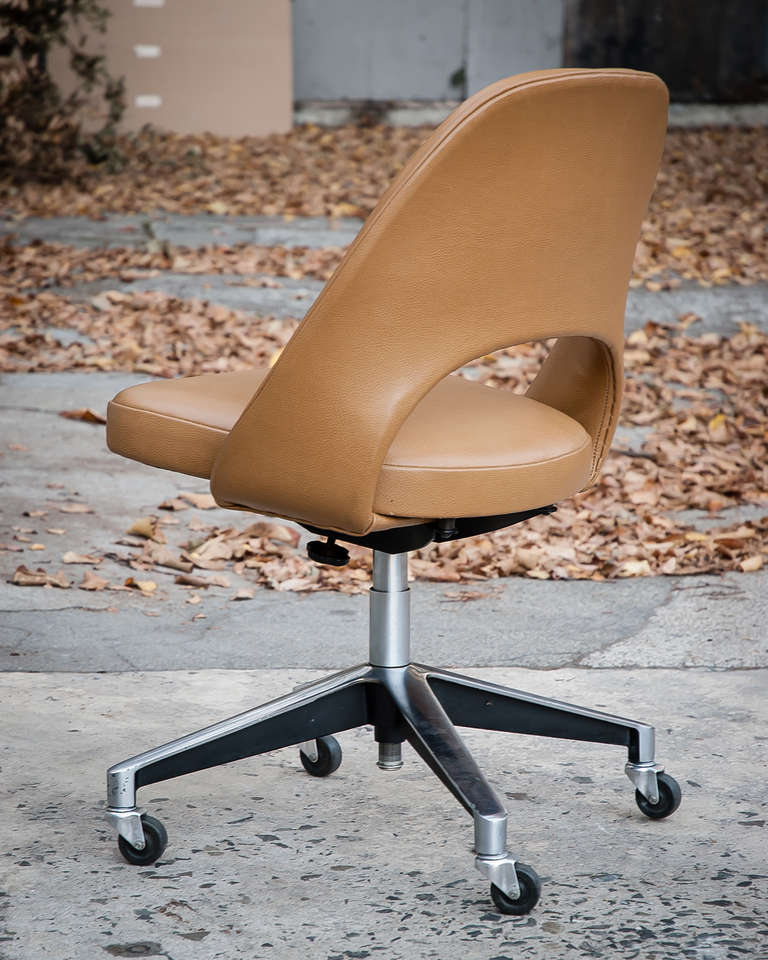 Eero Saarinen Vintage Leather Executive Desk Chair with Casters designed for Knoll, 1957
Newly upholstered with top grade leather and new latex foam.
Fully functioning base with adjustable height and reclining mechanism.
Molded