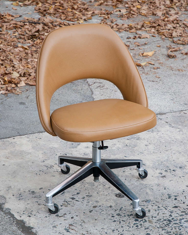 Mid-Century Modern Saarinen Vintage Leather Desk Chair with Casters for Knoll 1957